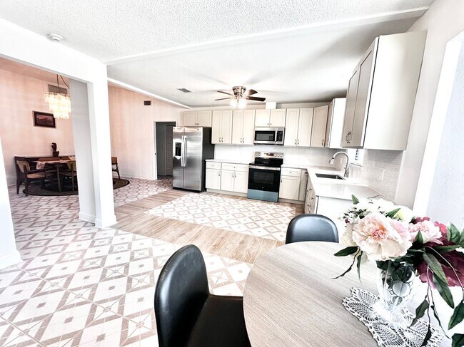 Building Photo - 756 Darwin Rd