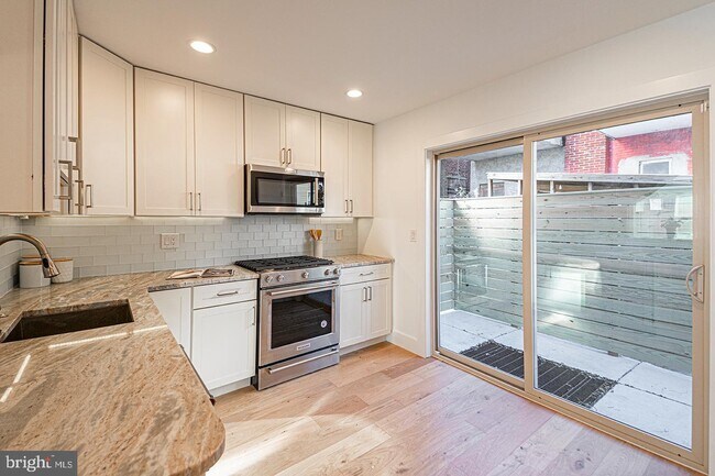 Building Photo - 2629 Latona St
