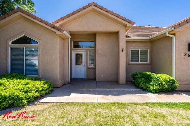 Building Photo - Inviting 3 Bedroom Home with Spacious Livi...