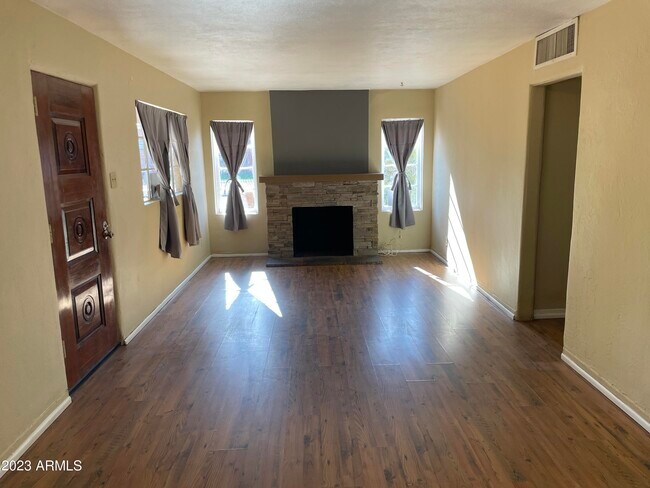 Building Photo - 1622 W Lynwood St