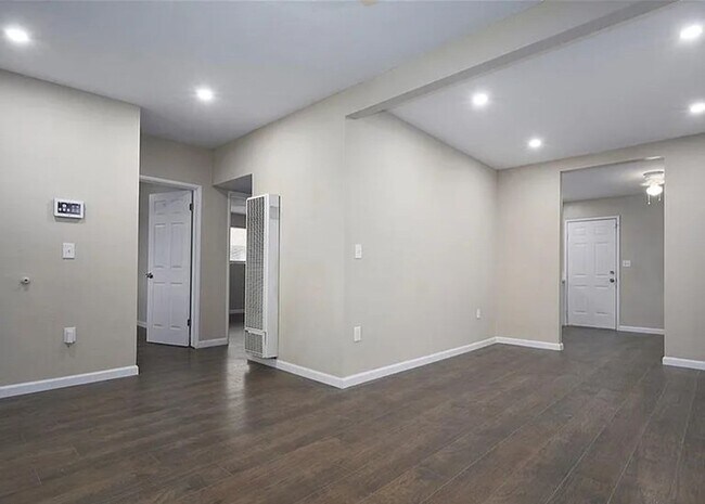 Foto del edificio - AVAILABLE NOW! LOVELY Remodeled 2 Bedroom ...