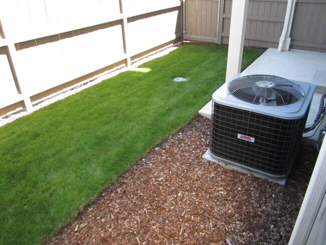 Foto del edificio - 240 Cherry Bark Ln