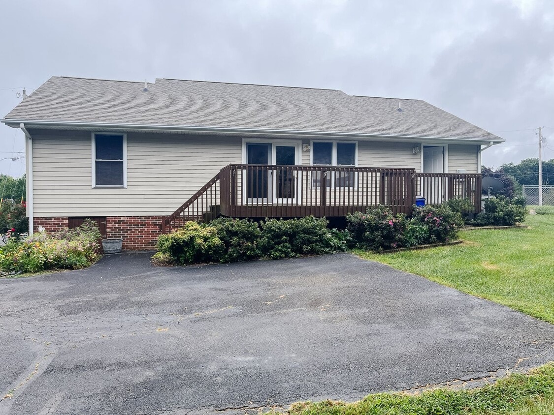 Building Photo - Charming 3 Bedroom, 2 Bath Single-Level Home