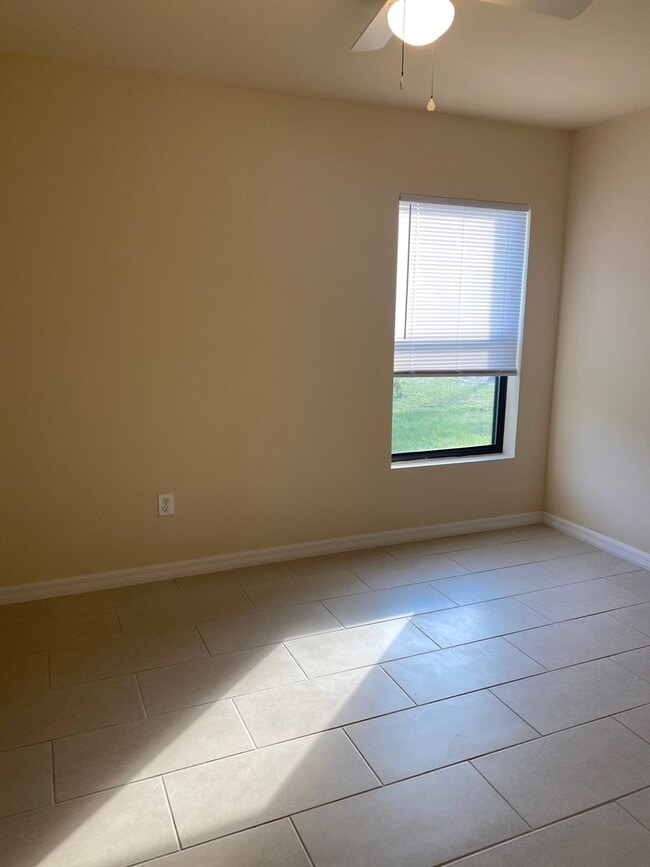 Building Photo - Like New Duplex with 3 Bedroom, 2 Bath and Garage