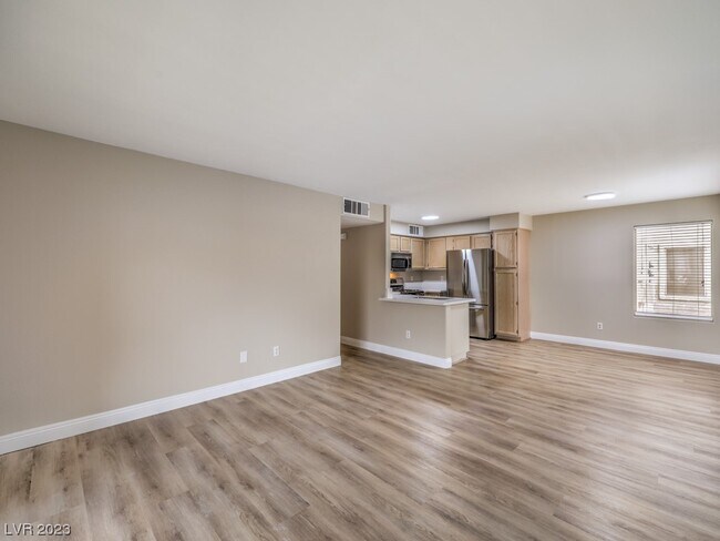 Foto del edificio - 3425 E Russell Rd