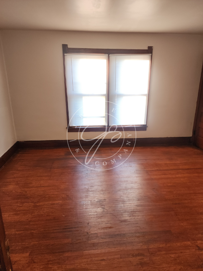 Foto del edificio - 4 bed 2 bath in East Toledo on spacious co...