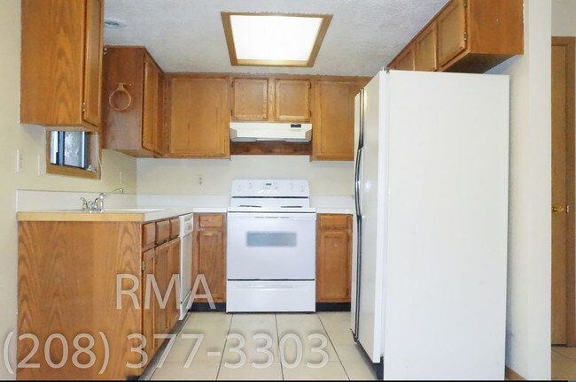 Building Photo - 3 Bedroom Duplex~ off State St & Collister
