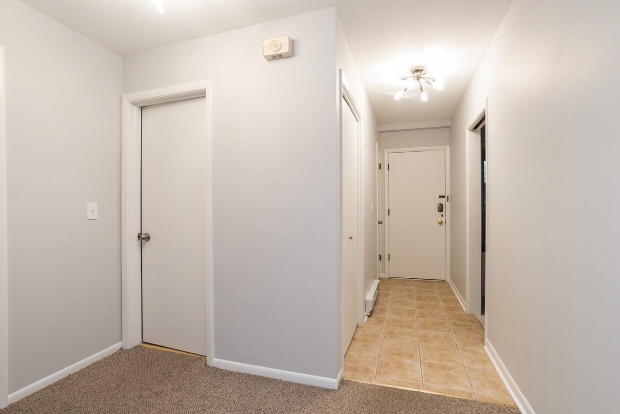 391 Park Ave, Highland Park, IL 60035 Condo for Rent in Highland Park