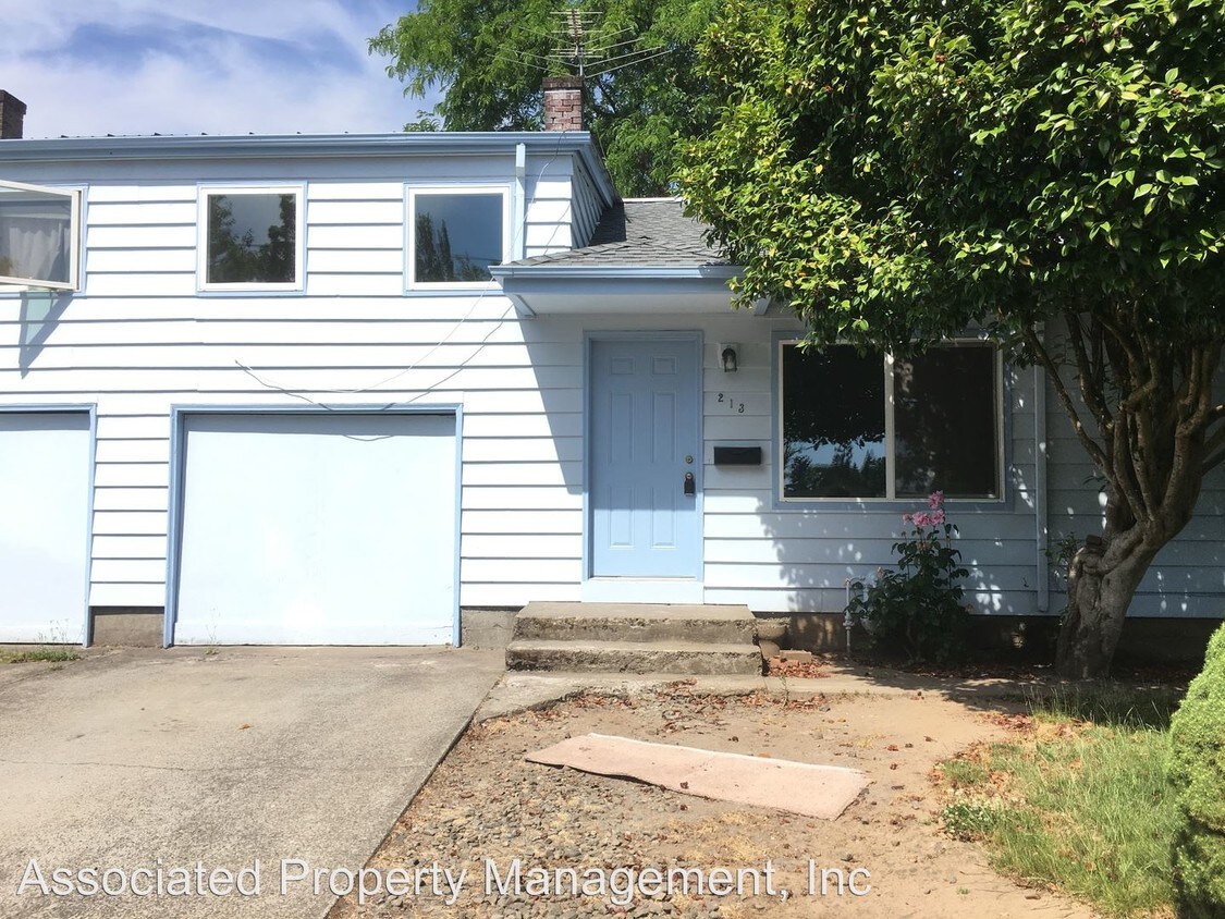 Foto principal - 3 br, 1 bath House - 213 NW Adams Ave
