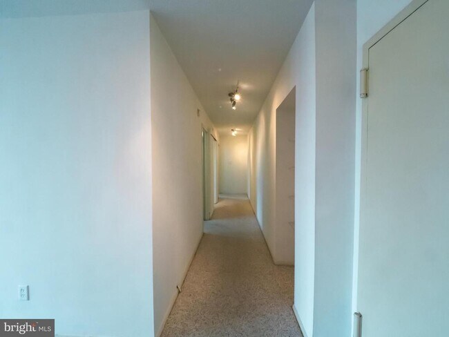 Foto del edificio - 6100 Westchester Park Dr