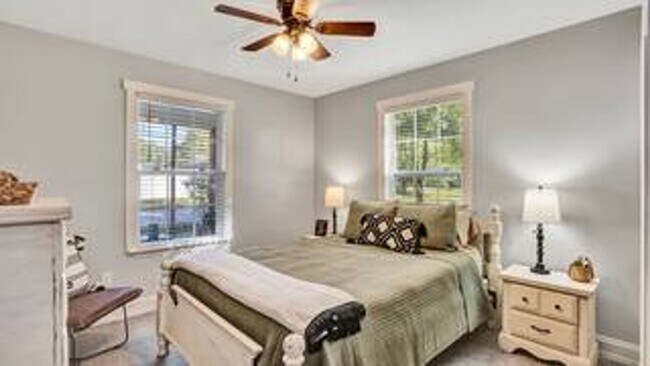 Building Photo - FULLY-FURNISHED ADORABLE COTTAGE-STYLE HOME