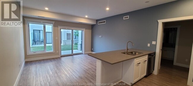 Building Photo - 550 Sandison St