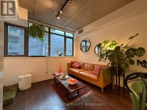 Building Photo - 8 Gladstone Ave