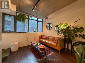 Building Photo - 8 Gladstone Ave