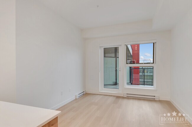 Photo du bâtiment - Modern 1 Bedroom + Den at The District at Willoughby Brand-New, Stylish and Ideally Situated in L...