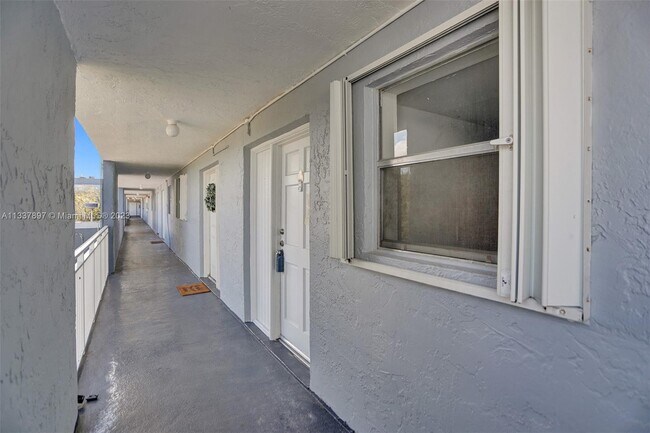 Building Photo - 9367 Fontainebleau Blvd