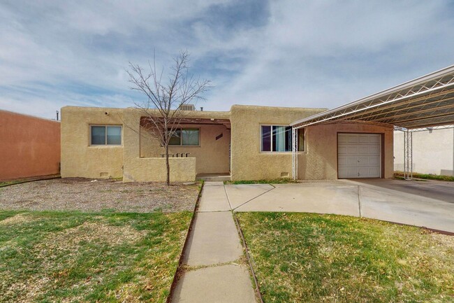 Building Photo - Gated Newer Pueblo 3/BD 1.75/BA 1/CG 2/CP ...