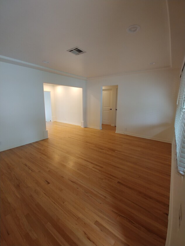 Primary Photo - 2121 N Buena Vista St