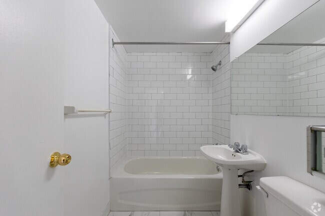 1BR, 1BA - Salle de bain - 650 Parliament St