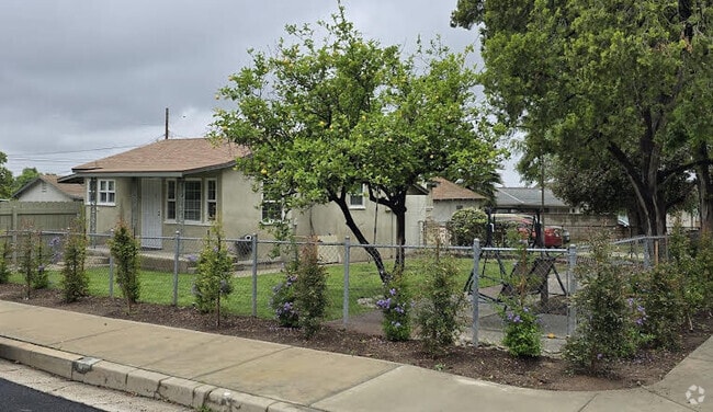 Building Photo - 421 N Acacia St
