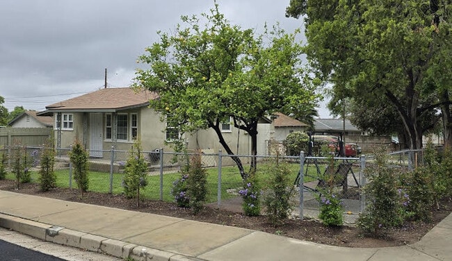 Building Photo - 421 N Acacia St