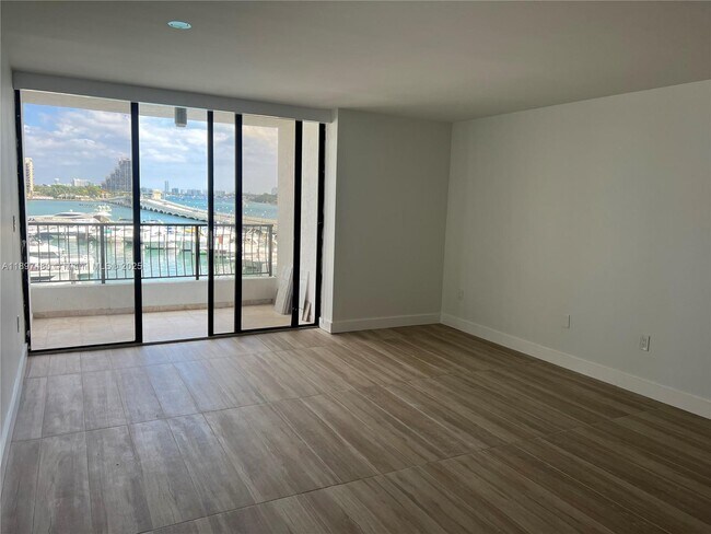 Foto del edificio - 555 NE 15th St