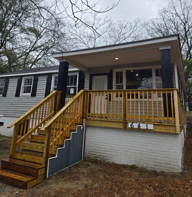 Building Photo - 641 Brooks Ave