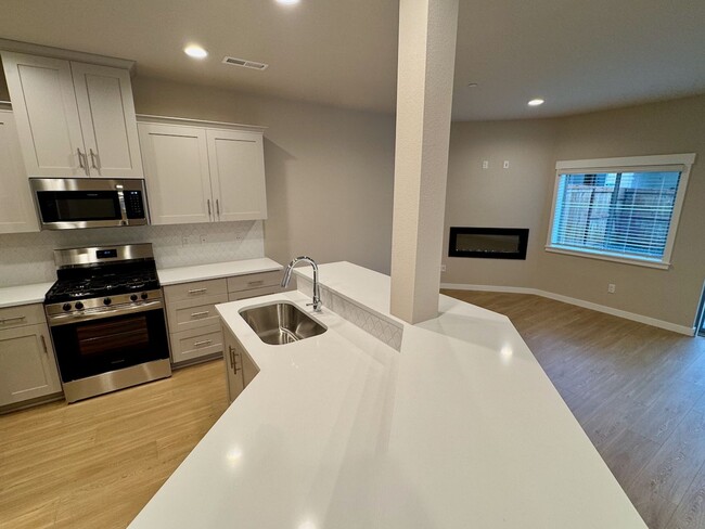 Foto del edificio - Brand New! 3 Bedroom / 2 Bath Townhome wit...