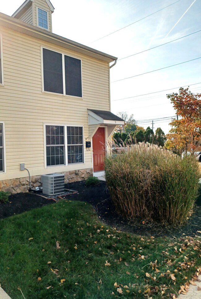 2 Bdrm Condo adjacent to Hatboro Train Station, easy walk to shops/dining in Hatboro - 116 E Moreland Ave