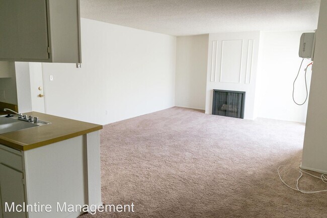 Building Photo - 10990 Wellworth Ave