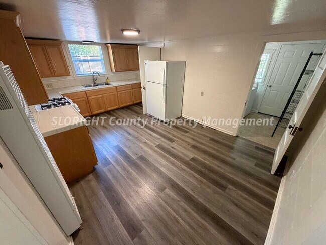 Foto del edificio - AVAILABLE NOW - Two Blocks From Poly - 2 Bed / 1 Bath