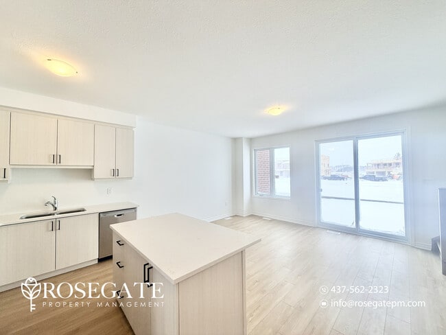 Photo du bâtiment - Spacious 3-Bedroom Freehold Townhouse with Private Garage & Outdoor Space in Kitchener