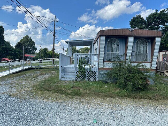 Foto del edificio - 5416 Meadowbrook Dr