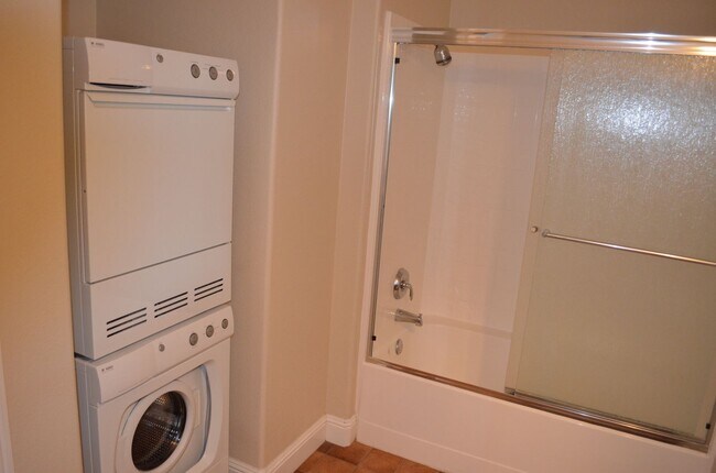 Foto del edificio - 2 Bed / 2 Bath Apartment | 1,021 Sq. Ft. | Washer & Dryer Included