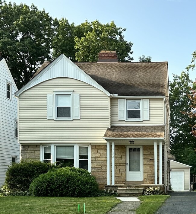 Building Photo - 3582 Northcliffe Rd