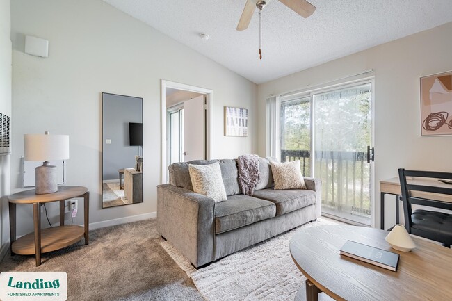 Building Photo - 1000 Palm Pl Dr NE