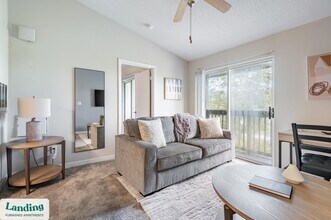 Building Photo - 1000 Palm Pl Dr NE