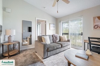 Building Photo - 1000 Palm Pl Dr NE