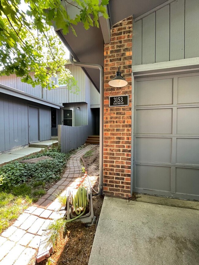 Building Photo - Cozy 4B/2B Unit With Views In East Boulder...