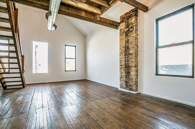 Building Photo - 565 W 18th St