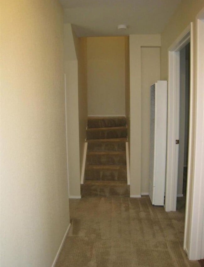 Building Photo - Coming Soon! 2 bed 2 bath Windsor Townhouse!