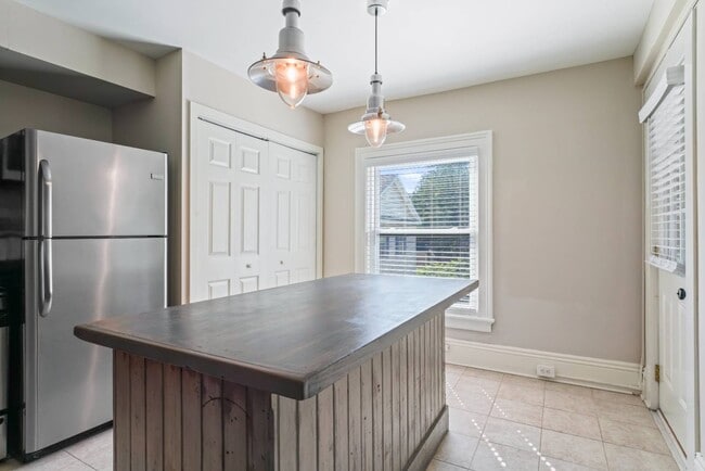 Building Photo - 130 Van Dam St