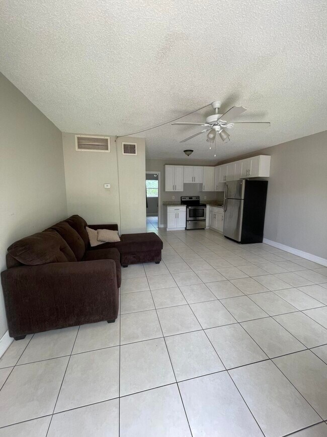 Foto del edificio - 4140 Woodside Dr