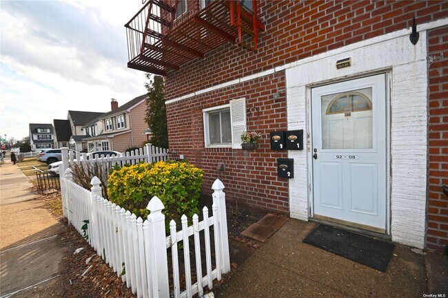 Foto del edificio - 92-08 243rd St