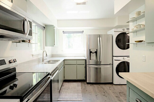 Foto del edificio - End-Unit Stonehenge Townhome With Loft & Private Deck