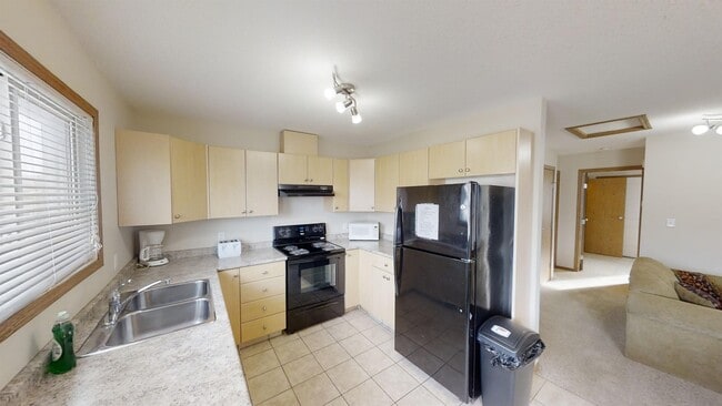 Building Photo - 9225-9293 93 Ave