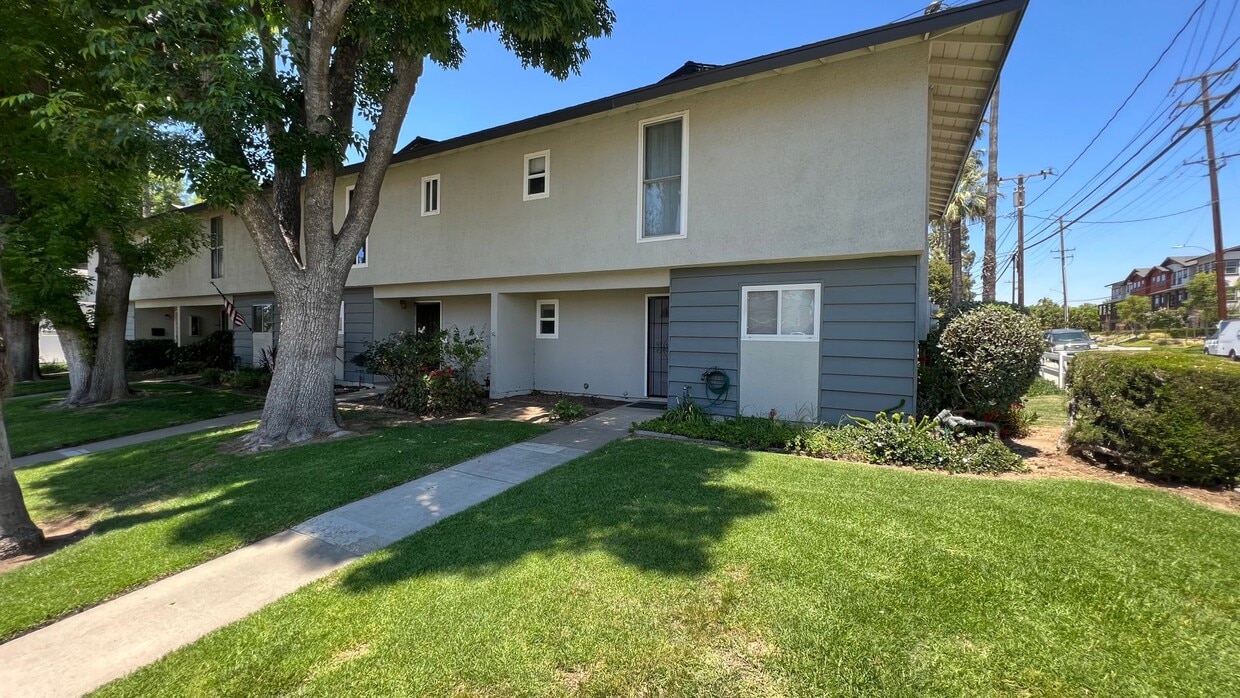 Primary Photo - Lovely 3 Bed 2.5 Bath Townhome with 2 Car ...