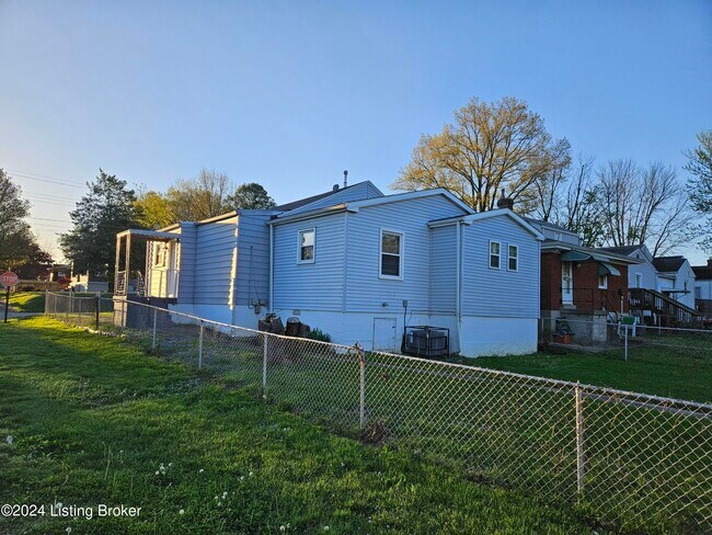 Foto del edificio - 4356 Lonsdale Ave