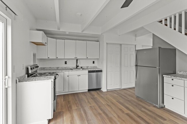 Building Photo - Cute 3 bed 2 bath town home