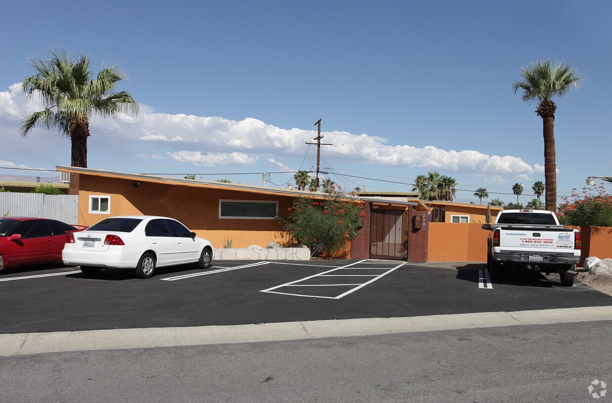 Primary Photo - 2580 N Junipero Ave